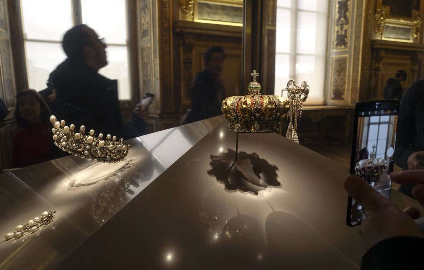 100 کاراگاه برای بازگشت جواهرات ناپلئون بسیج شدند