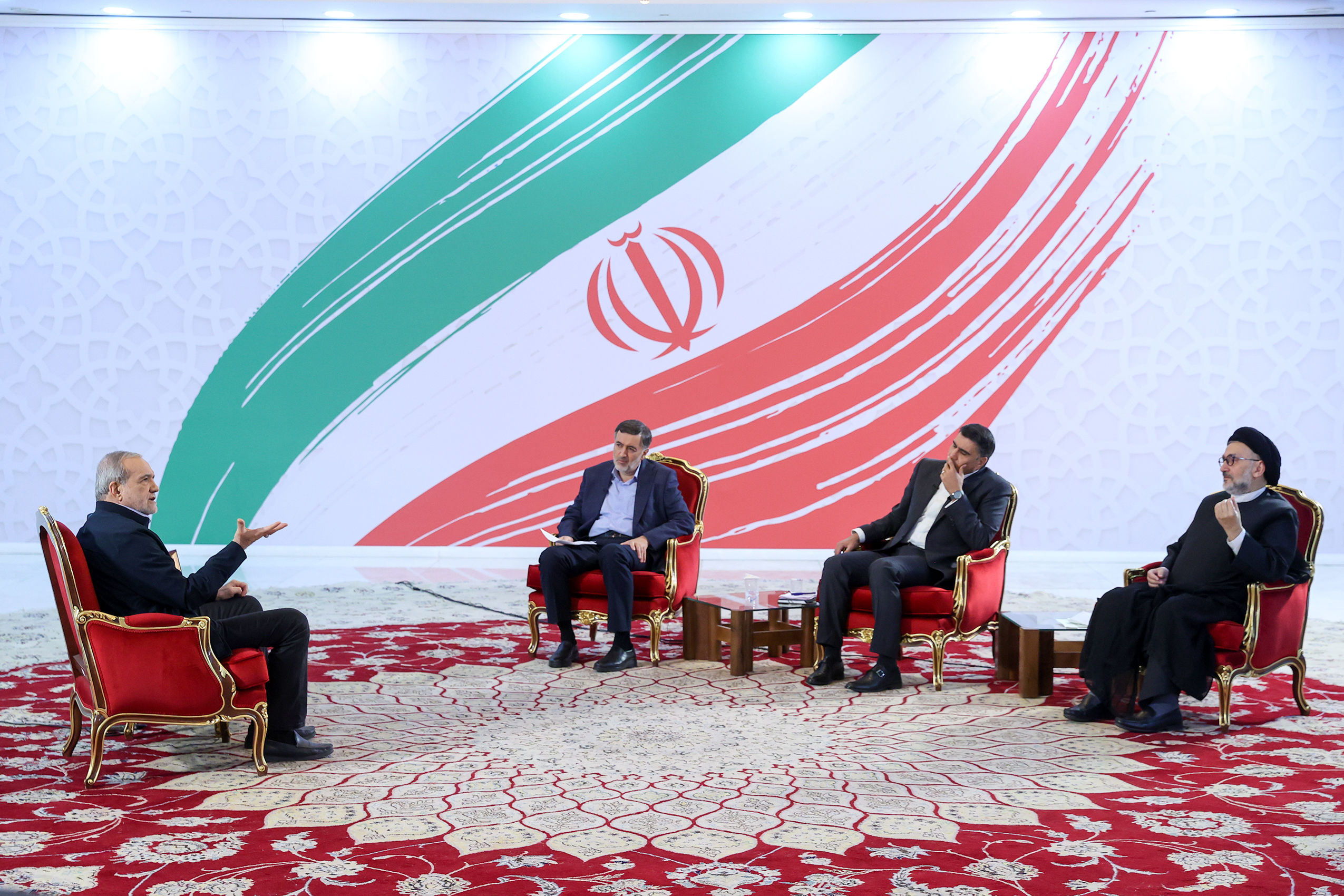 چرا در مصاحبه تلویزیونی رئیس جمهور یک روزنامه‌نگار کاربلد در جمع سوال‌کننده‌ها نبود؟