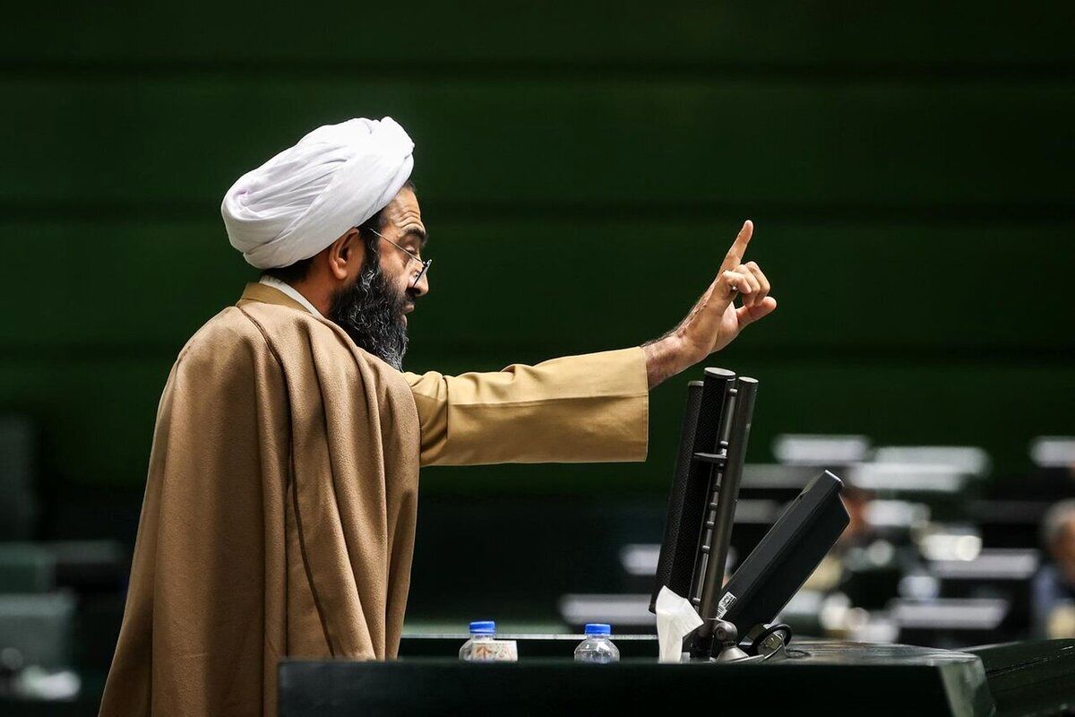 درگیری نماینده تندرو مجلس با خبرنگار زن بر سر حجاب