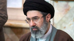 هدایای رهبر معظم انقلاب تقدیم خانواده‌ شهدای مدرسه میناب شد