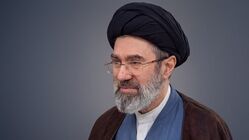 حاج آقا سیدمجتبی خامنه‌ای در شب دفن رهبر شهید از ساعت ۱۲ شب تا ۷ صبح در حرم امام رضا(ع) بودند