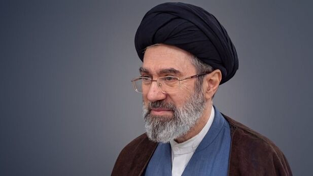 دانش‌آموزان و دانشجویان همواره پاسدار ریشه‌های هویت ملی و عزت و استقلال فرهنگی خود و زبان مادری و پرچم مقدس نظام اسلامی و سایر نمادهای آن باشند