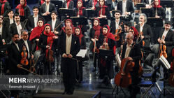 ارکستر سمفونیک تهران روی صحنه می‌رود