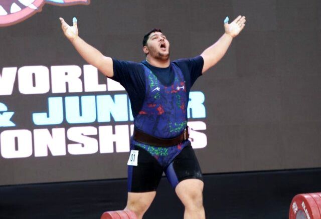 قوی‌ترین وزنه بردار جوان جهان: با دستم به داوران کنایه زدم