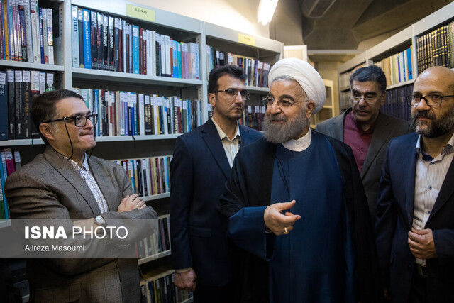 حسن روحانی 25 هزار جلد کتاب اهدا کرد