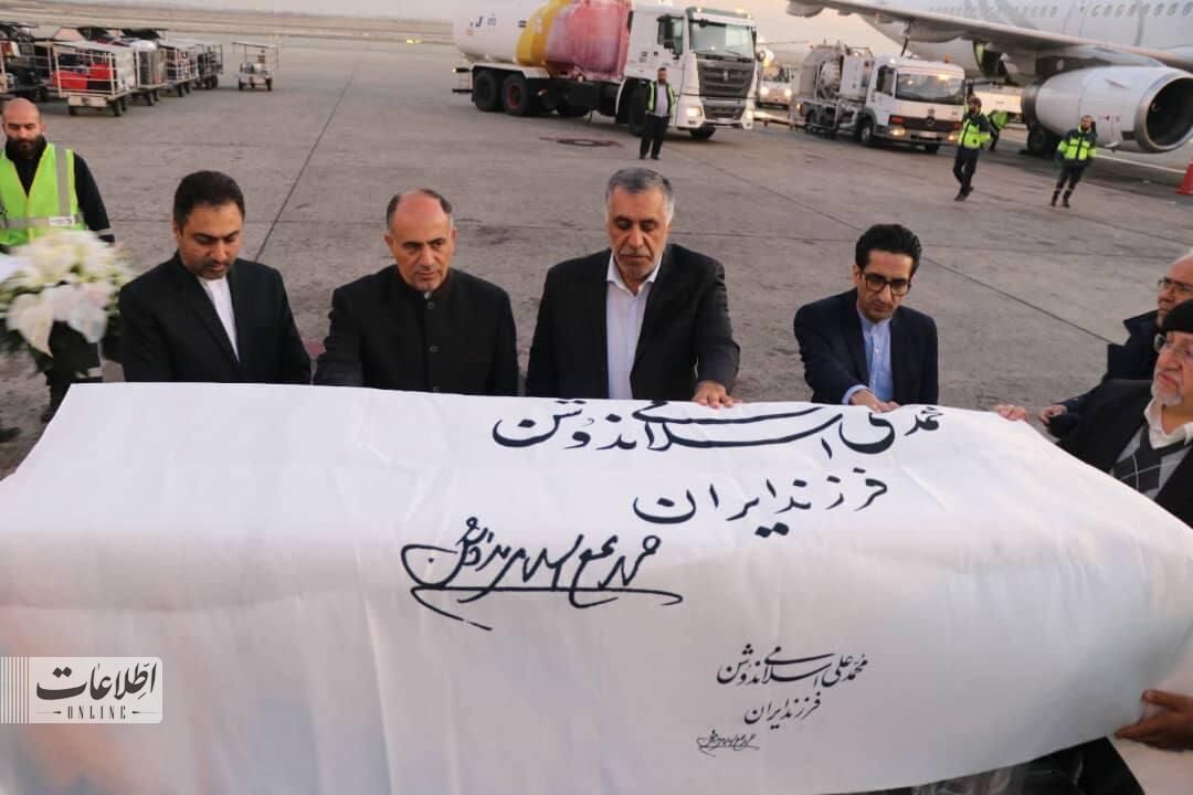 تصاویر تشییع پیکر دکتر ندوشن در فرودگاه پس از ورود به ایران