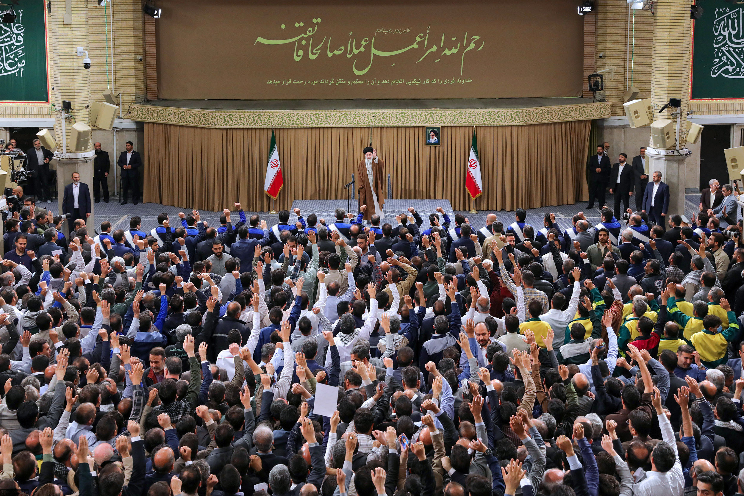 معنی حدیث نصب شده در محل دیدار کارگران با رهبر انقلاب چه بود؟