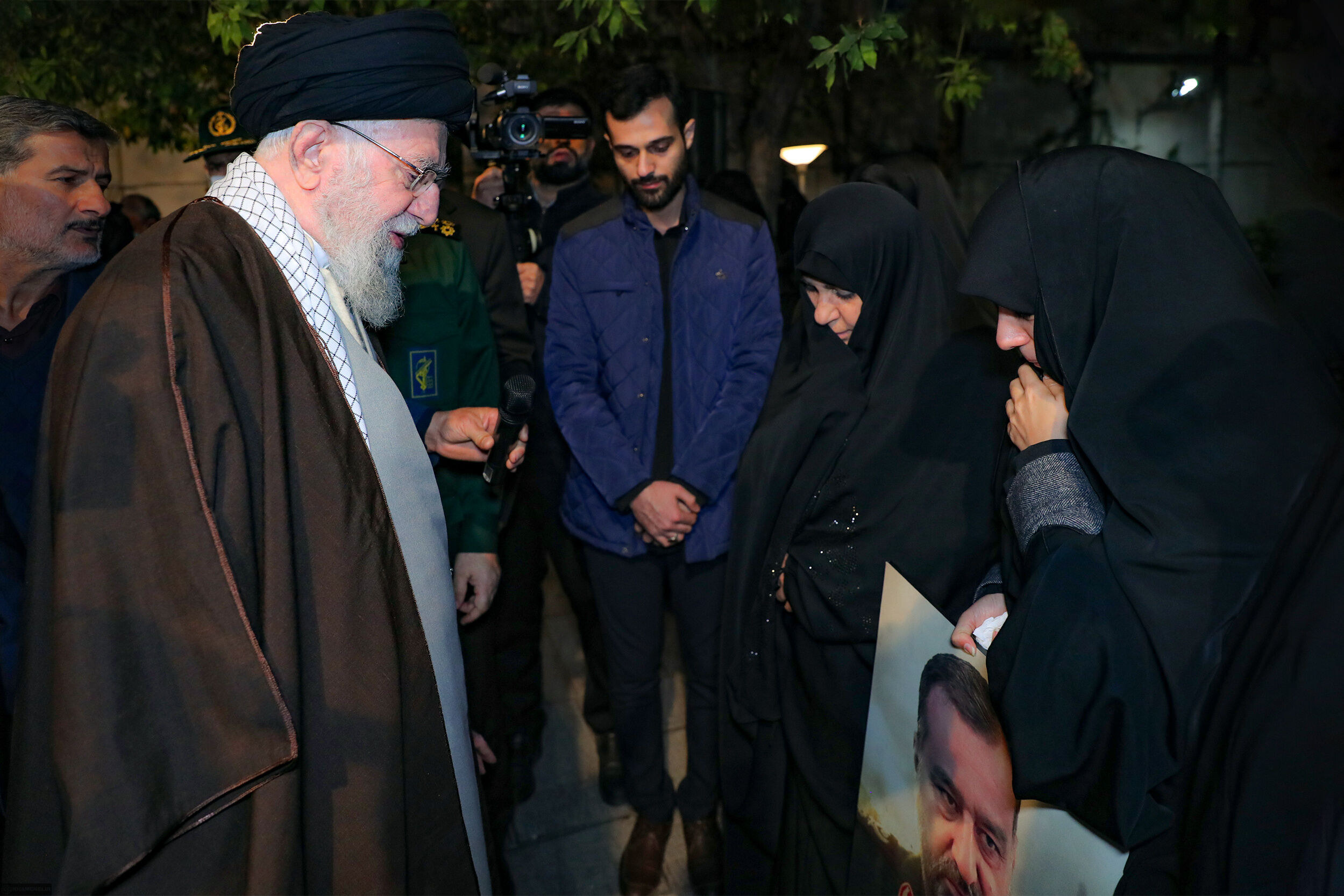 عکسی از خانواده سردار شهید رضی موسوی درحال گفتگو با رهبر انقلاب