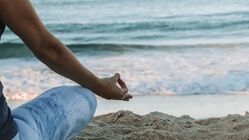 ورزش یوگا چگونه به آرامش ذهن و افزایش کیفیت زندگی کمک می‌کند؟