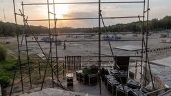 کنسرت روی بستر خشک زاینده‌رود/ شادی بر پیکر بحران یا تعرض به میراث؟