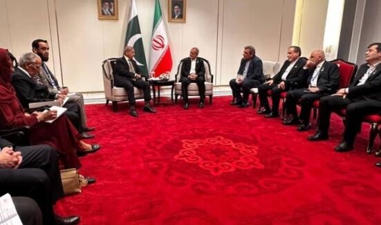 دیدار و گفت‌وگوی پزشکیان و شهباز شریف