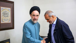 عیادت رئیس جمهور از سیدمحمد خاتمی