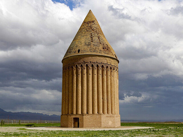 برج تاریخی رادکان نمادی از تاریخ، فرهنگ و علم ایرانیان است