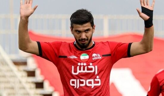 محمد آقاجان پور برای صنعت نفت آبادان توپ می‌زند