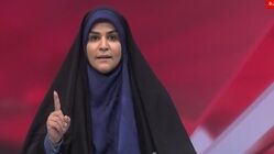 عکس | خبرنگار آمریکایی با سحر امامی مقابل ساختمان شیشه‌ای عکس یادگاری گرفت