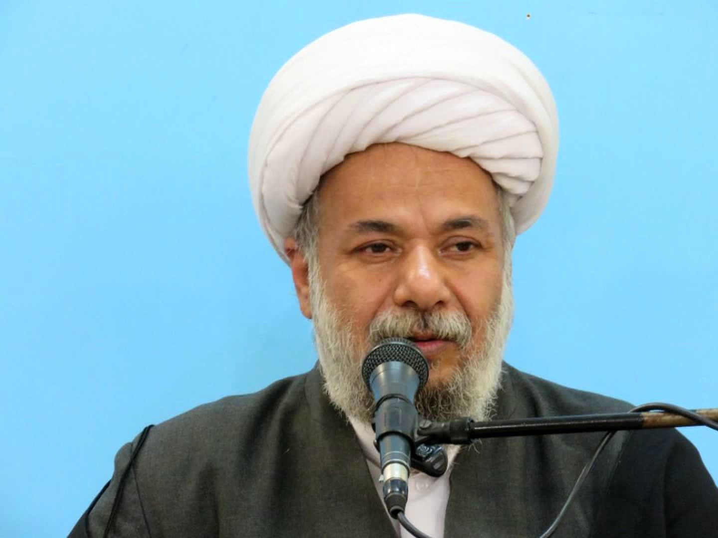 نخبگان مؤثر و متعهد را به بهانههای مختلف از قطار انقلاب به بیرون پرتاب کردهاند؛ متأسفانه نشانههایی از زدودن دین در جامعه خودنمایی میکند