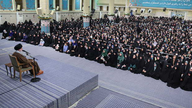 رهبر انقلاب: حفظ امنیت، حرمت و کرامت از حقوق اصلی زنان است و بر خلاف سرمایه‌داری غرب که کرامت زن را لگدمال می‌کند، اسلام بر رعایت کامل احترام زن تأکید دارد