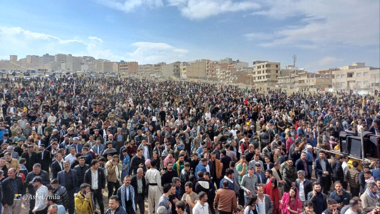 روایتی متفاوت از اتفاقات ارومیه: در یک فراخوان، از کُردهای ارومیه خواسته شده بود تا در ۲۹ اسفند به منظور برپایی «جشن نوروزگاه» گرد هم آیند / این برنامه، ۲۸ اسفند، با مجوز وزارت کشور اجرایی شد