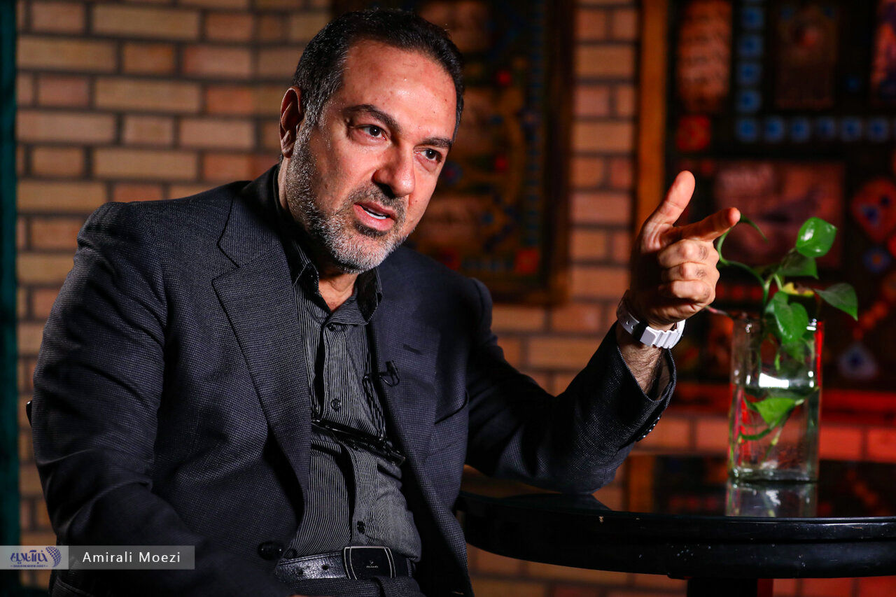 کرونا زودتر از زمان گفته شده وارد کشور شده بود؛ با قلدری می‌گفتند شما دوست دارید از خارجی‌ها واکسن بخرید