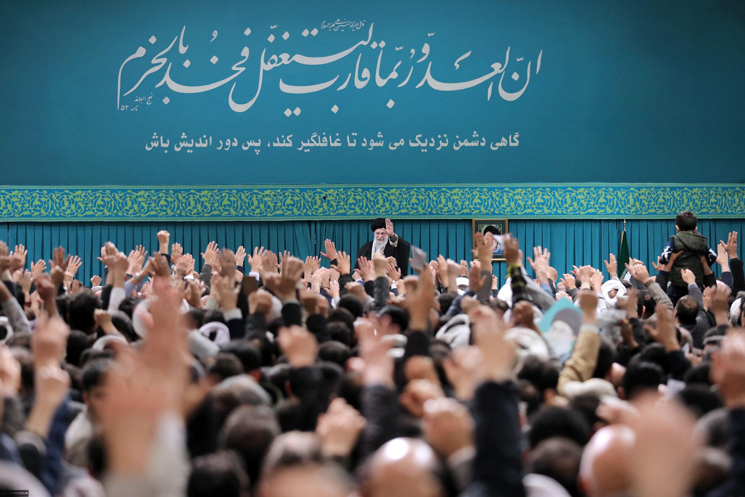 حدیث معنادار نصب شده در محل دیدار امروز رهبری با مردم آذربایجان شرقی
