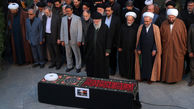رهبر انقلاب بر پیکر آیت الله امامی کاشانی نماز اقامه کردند