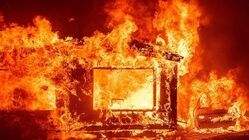 عکس | معترضان در بنگلادش یک هتل 5 ستاره را به آتش کشیدند