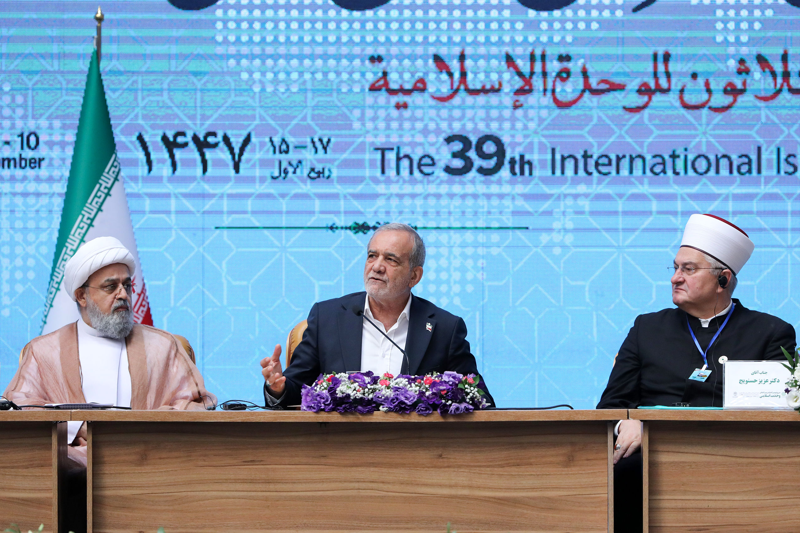 پزشکیان: مشکل اصلی اختلافات و تفرقههای ما با یکدیگر است/ با وحدت و انسجام به دشمن متجاوز سیلی زدیم