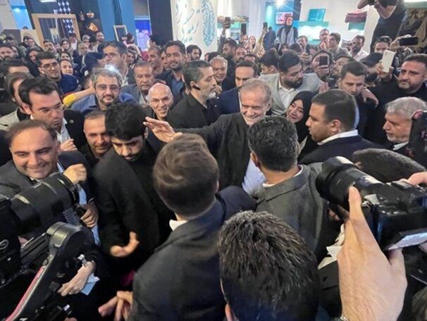 پزشکیان از نمایشگاه صنایع دستی بازدید کرد