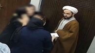 روحانی درمانگاه قم درحال بازی با موبایل بود