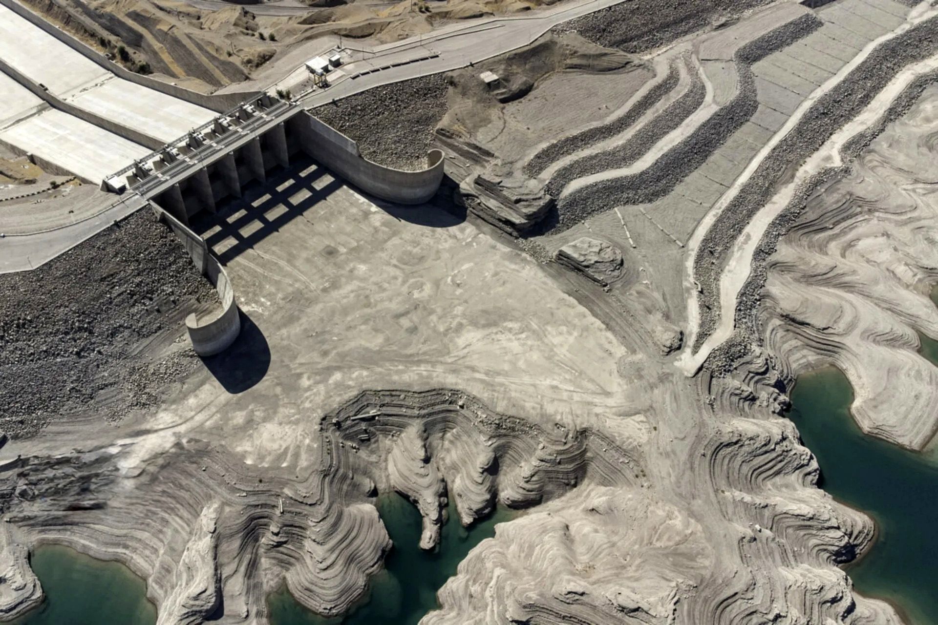 خشک شدن سد کرخه چه بر سر زندگی مردم می‌آورد؟