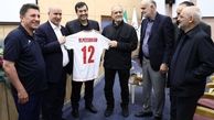 پیراهن شماره ۱۲ تیم‌ملی به رییس جمهور اهدا شد