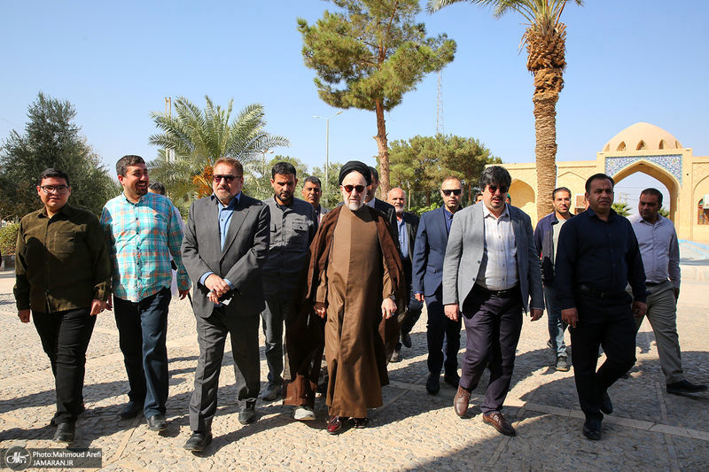 حضور سید محمد خاتمی بر مزار پدرش