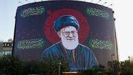 طرحی از رهبر شهید بر دیوارنگاره میدان راه‌آهن